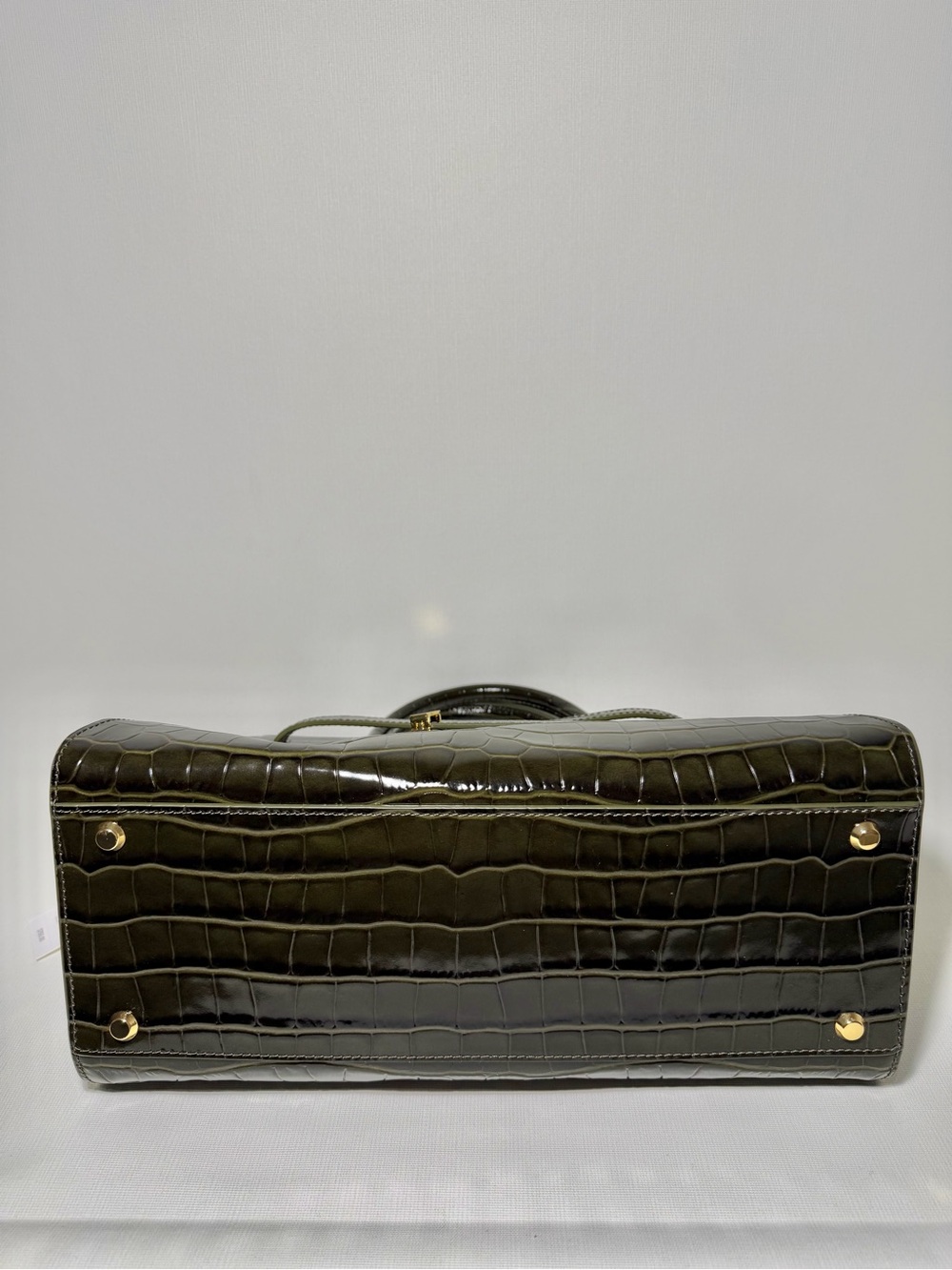 Veronica Beard Dash Bag
Green Croc-Embossed Leather Belted Handbag - Picture 4 of 10